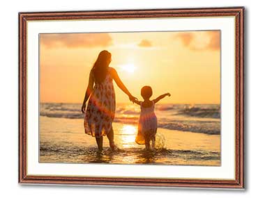 Frame with a picture of a mother and daughter playing in the sea